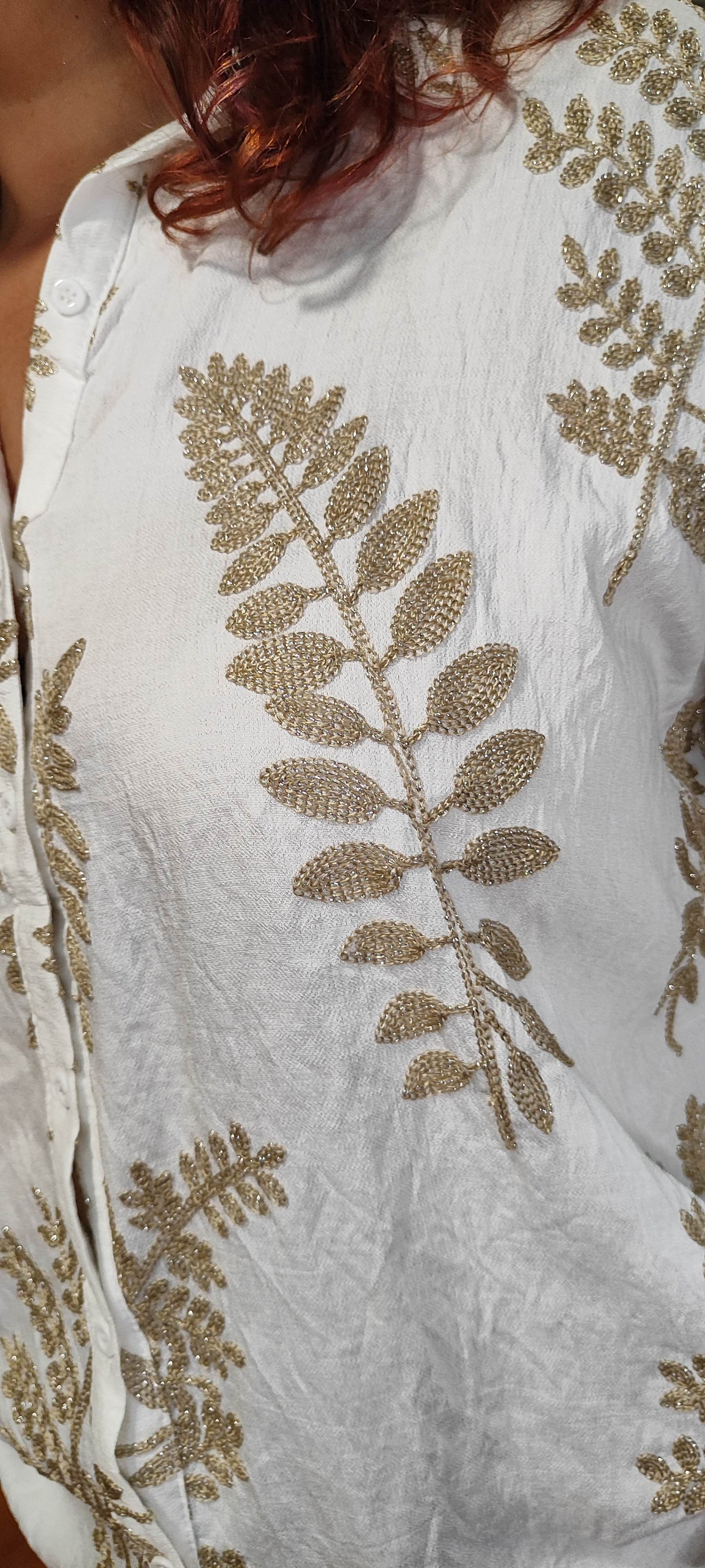 Chemise blanche et broderie dorée