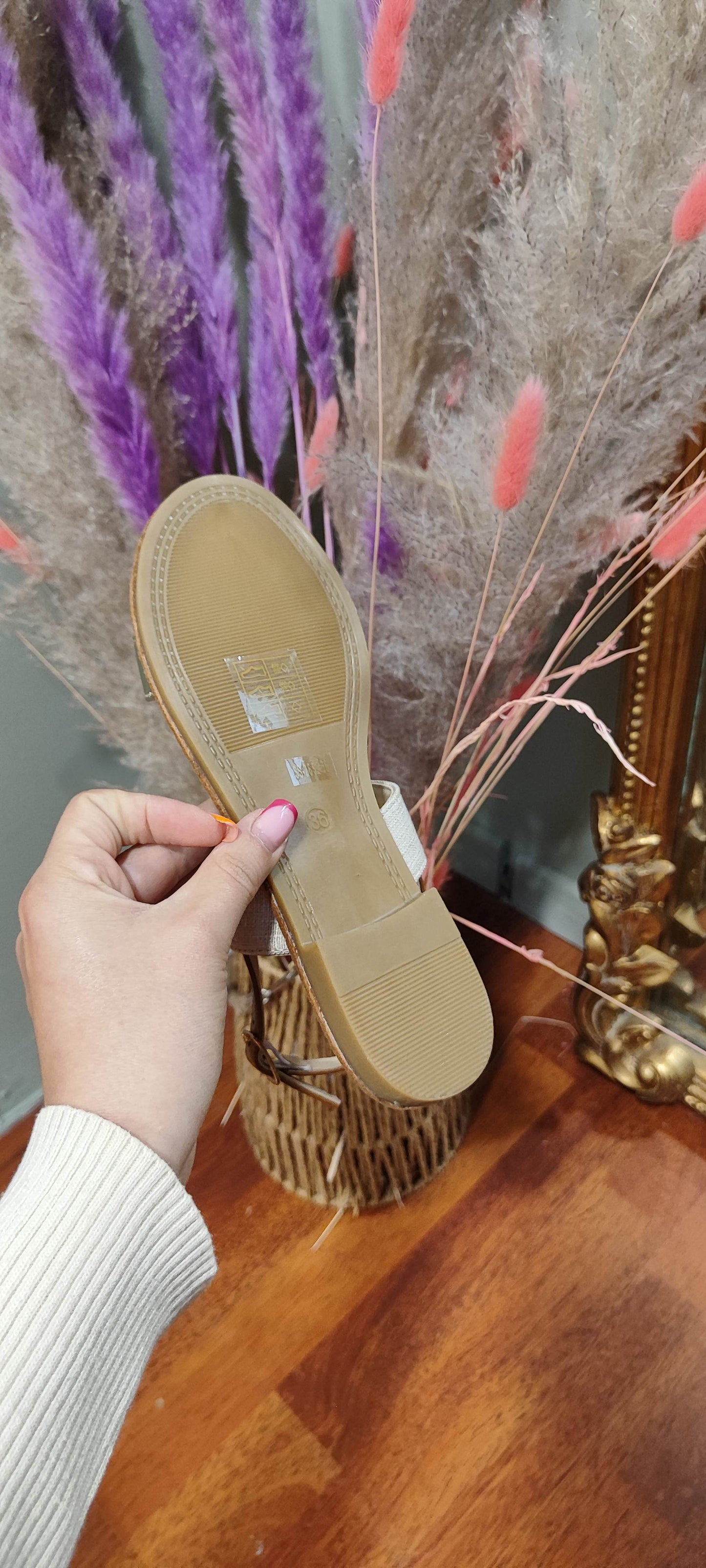 Sandales plates dorées et perles