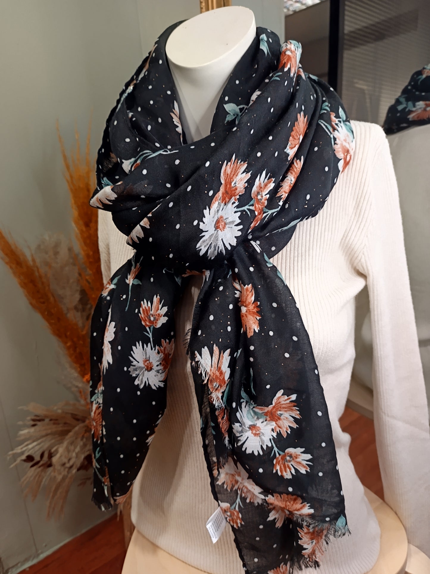 Foulard noir fleuri avec dorure