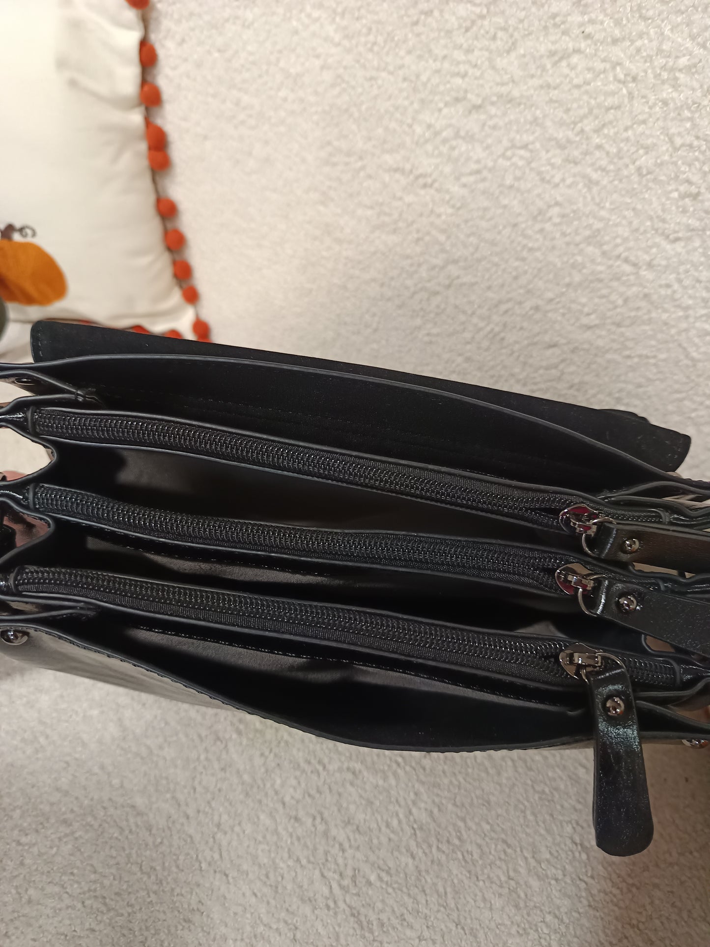 Sac à main noir vernis et daim fleuri