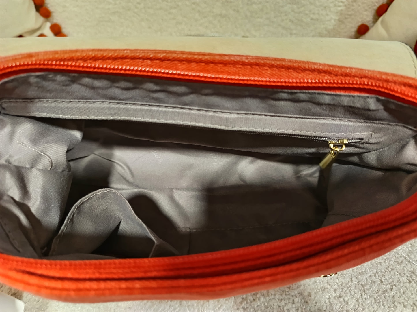 Sac à main doré et mandarine