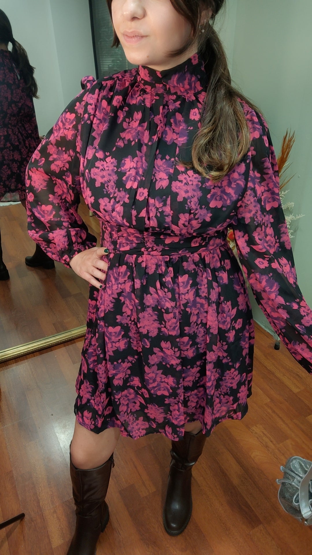 Robe fleuri noire et rose fuchsia