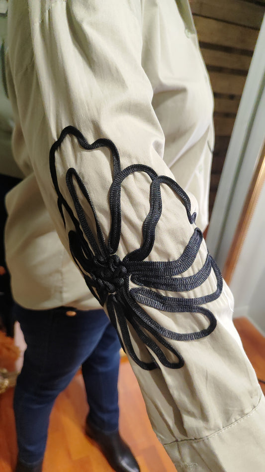 Chemise vert sauge fleurs noires