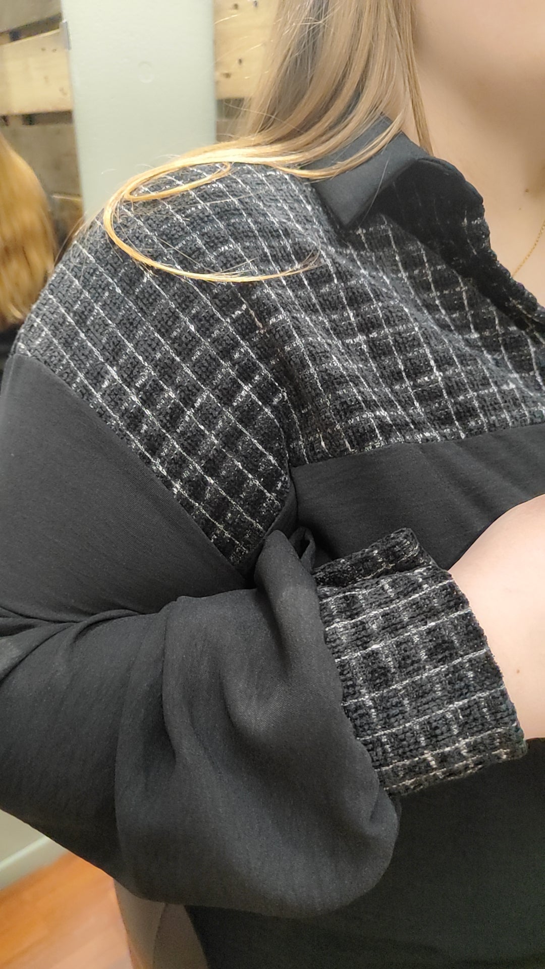 Chemise noire et tweed