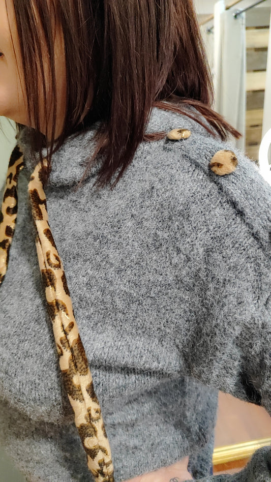 Pull à capuche gris et léo