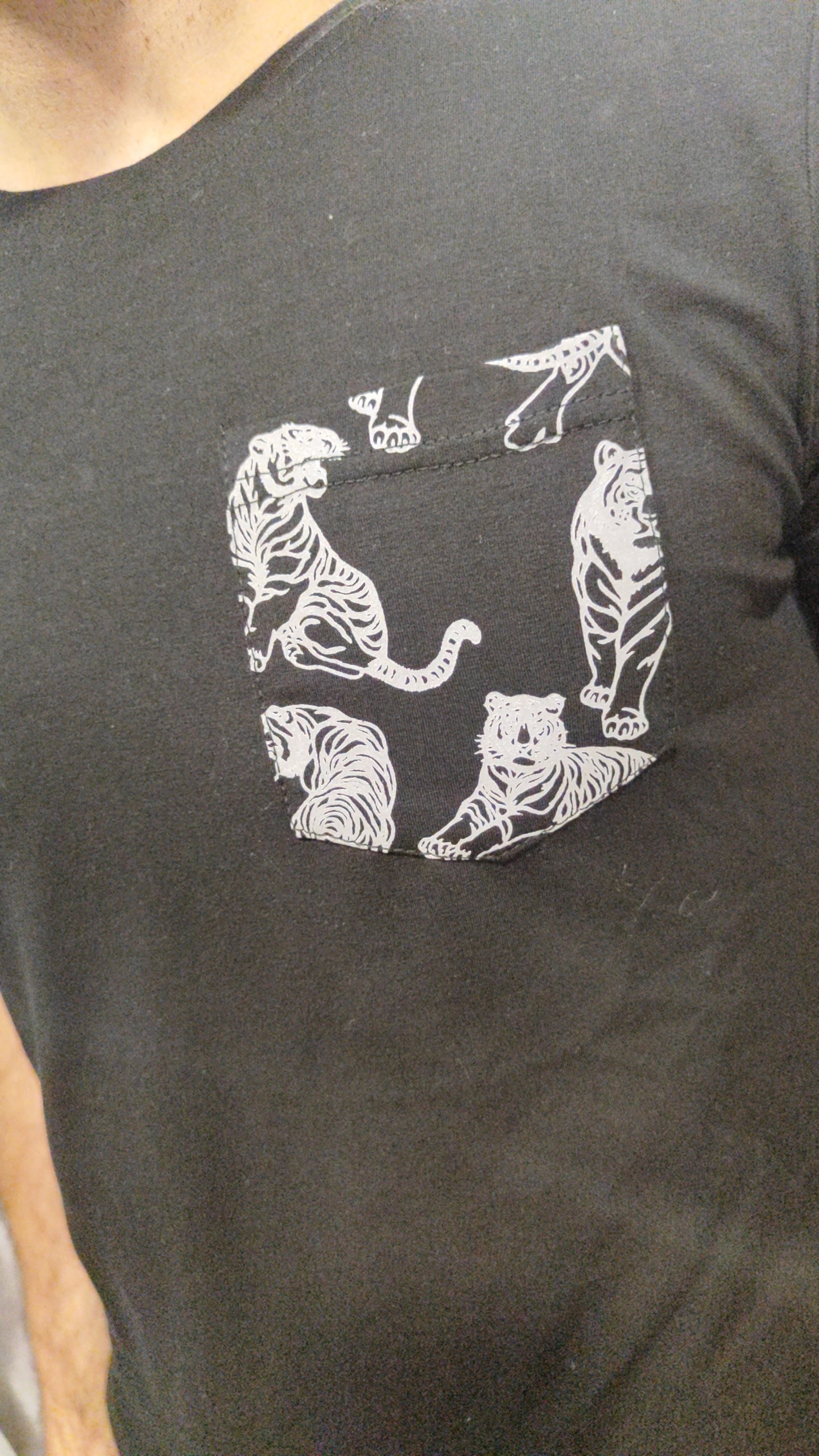 T-shirt noir poche tigre