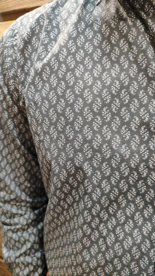 Chemise cintrée grise avec motifs