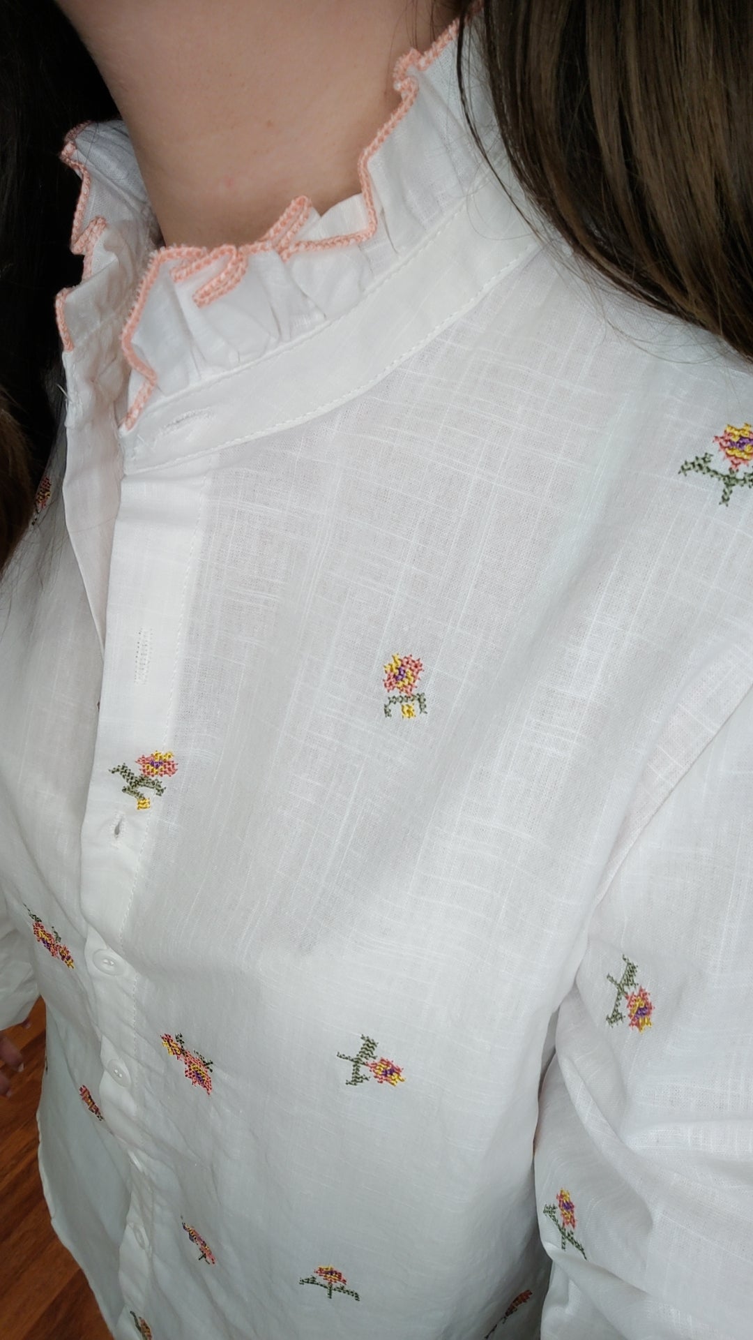 Chemise blanche fleurs roses