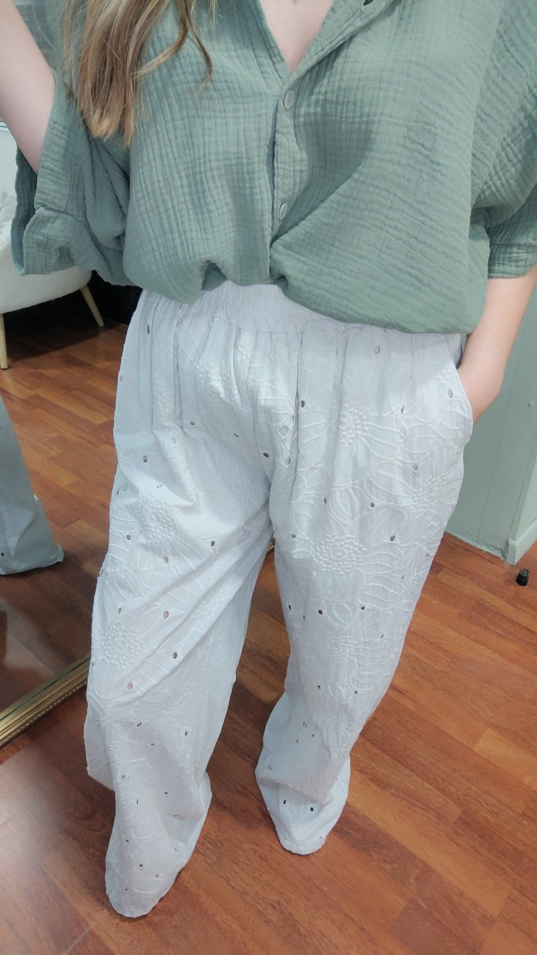 Pantalon texturé ajouré (marine ou beige)