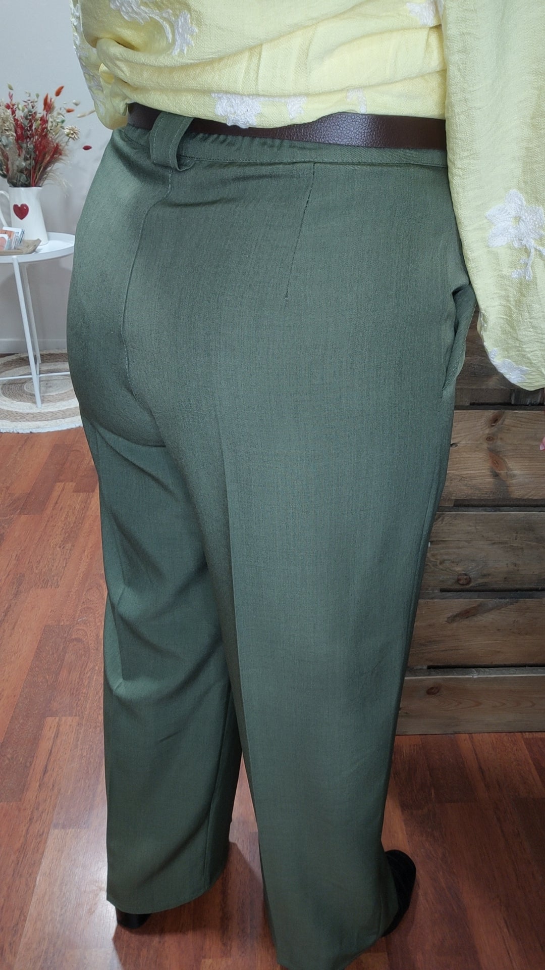 Pantalon à pinces kaki avec ceinture