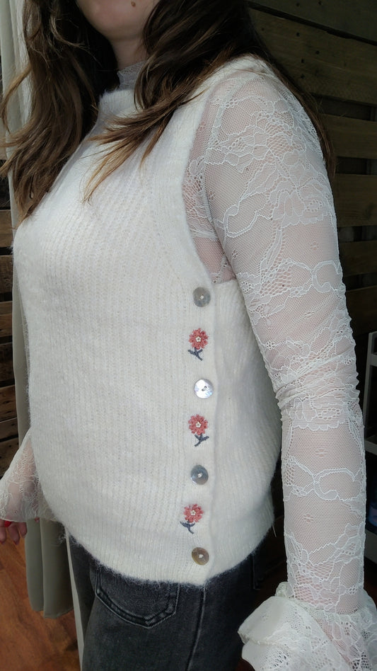 Pull sans manches écru boutons fleurs