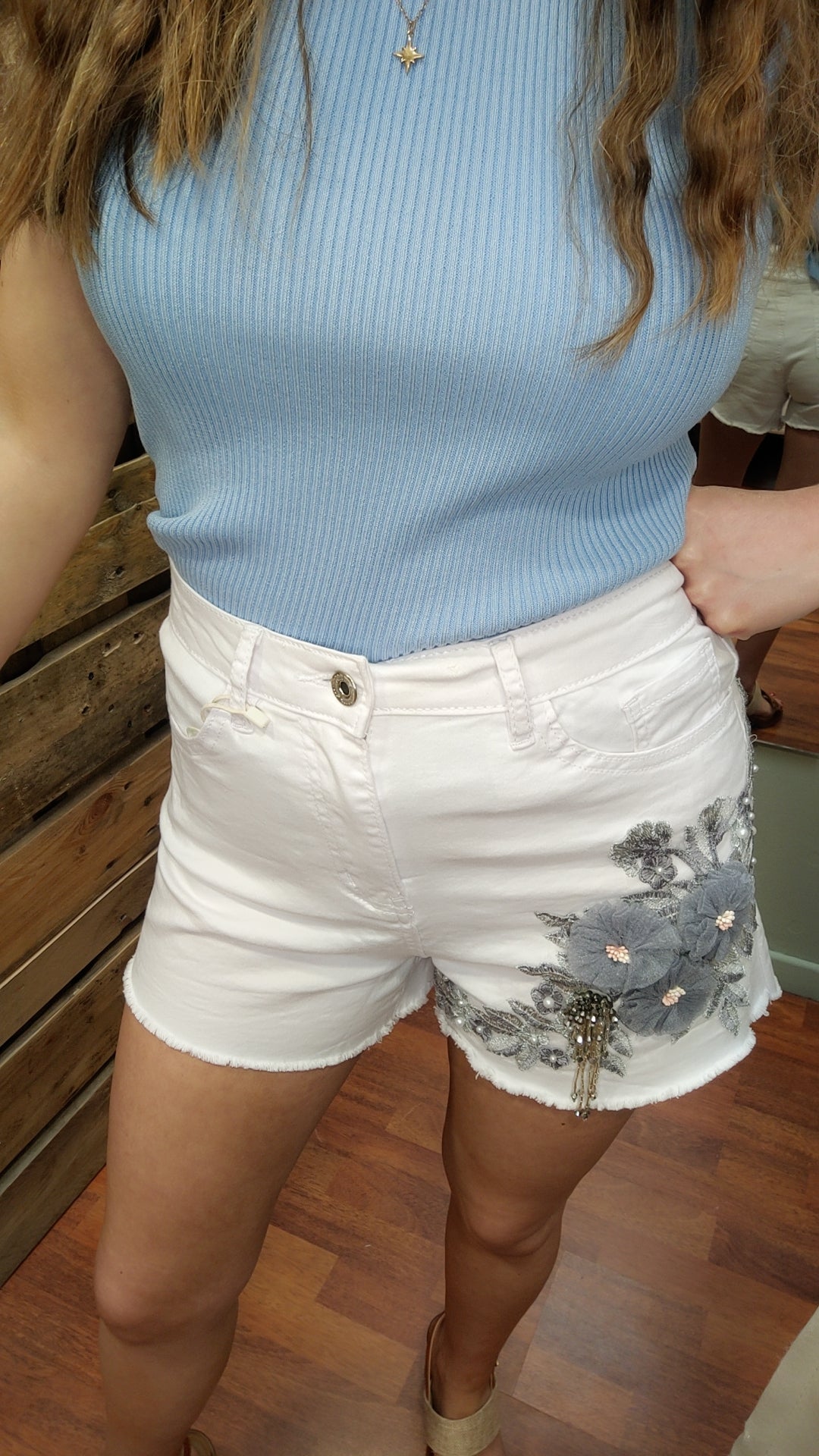 Short jean blanc avec broderie perles