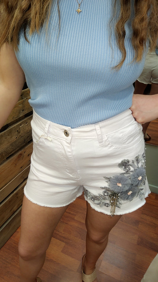 Short jean blanc avec broderie perles