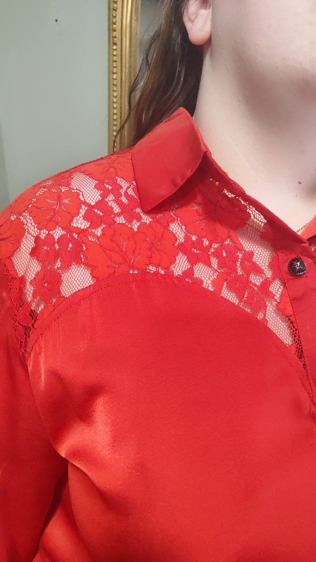 Chemise rouge et dentelle