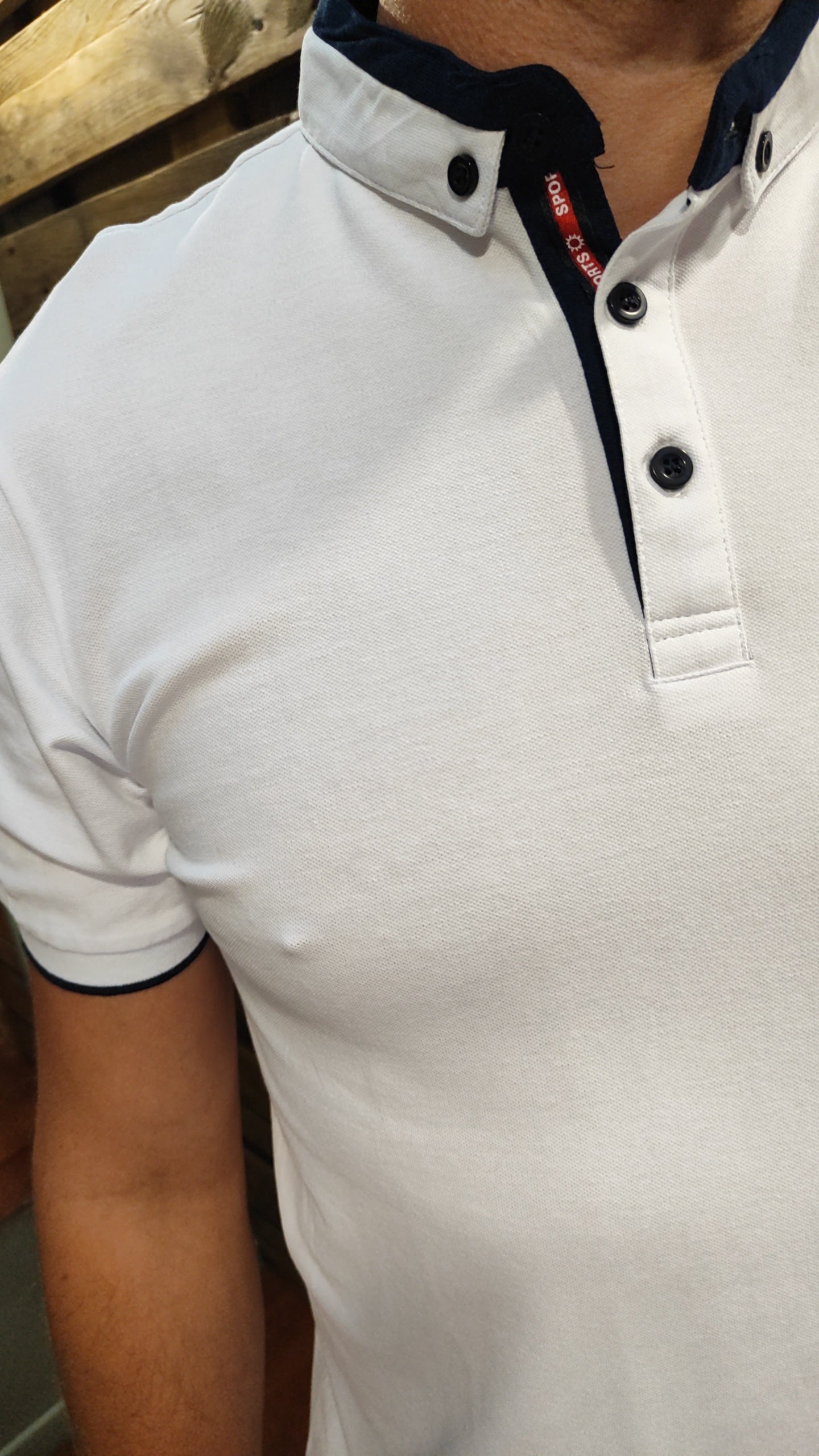 Polo blanc et bleu marine