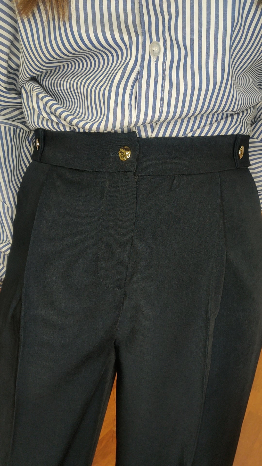 Pantalon taille haute marine boutons dorés