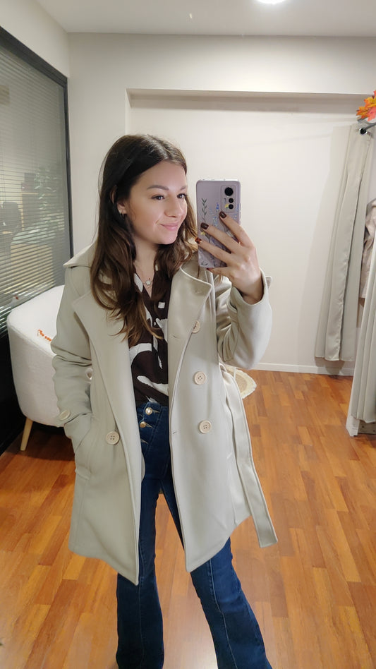Manteau ceinturé et boutons court