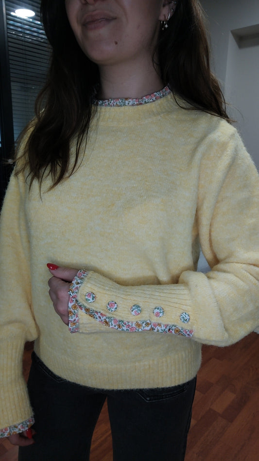 Pull jaune détails fleuris