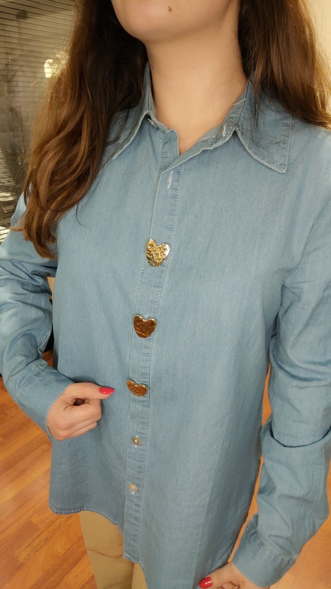 Chemise jean avec broches coeurs dorées