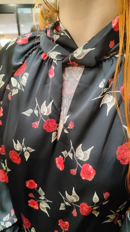Blouse satinée noir avec roses