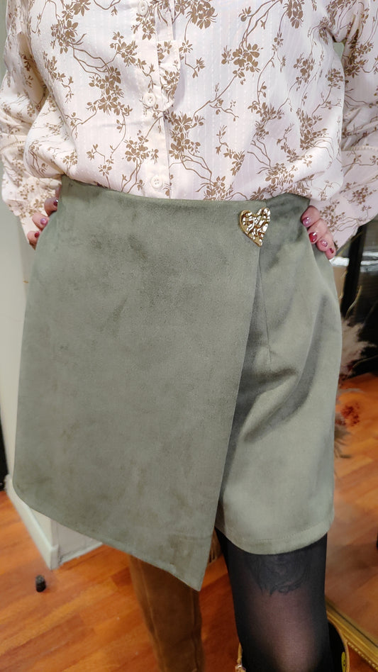 Jupe-short suédine kaki avec détails coeur