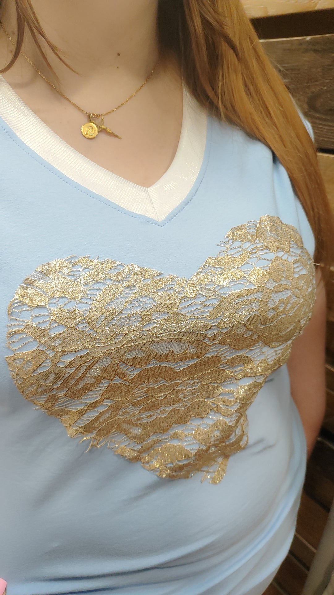 T-shirt bleu coeur doré