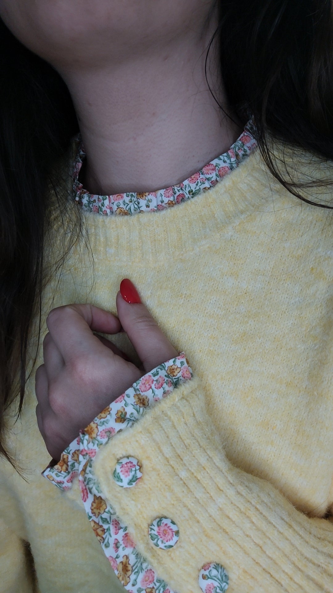 Pull jaune détails fleuris