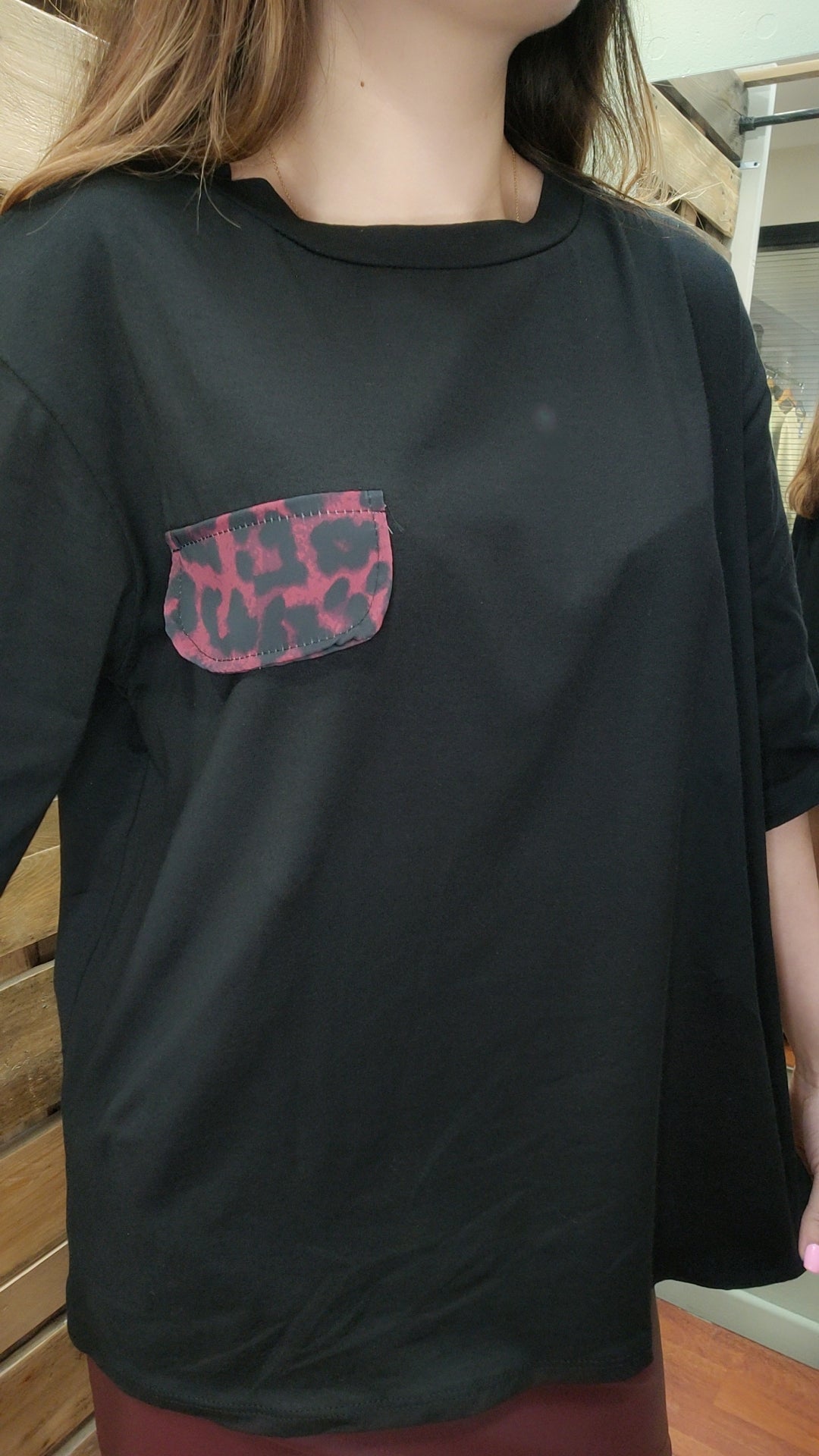 T-shirt noir poche léo bordeaux