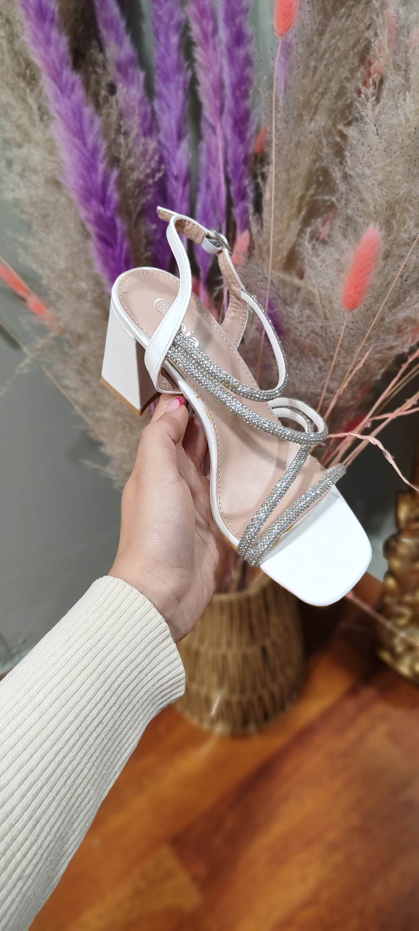 Sandales à talons blanches et strass