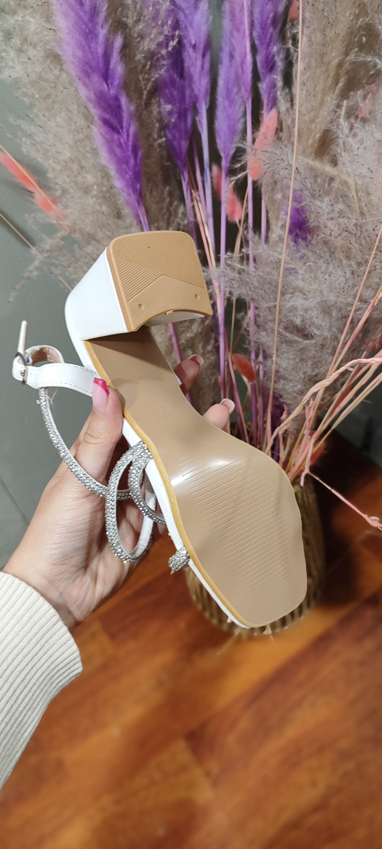 Sandales à talons blanches et strass