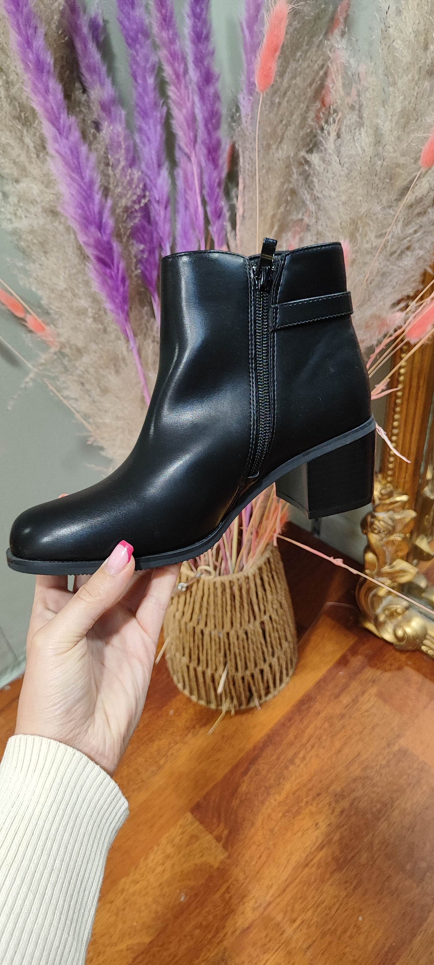 Bottines noires boucles