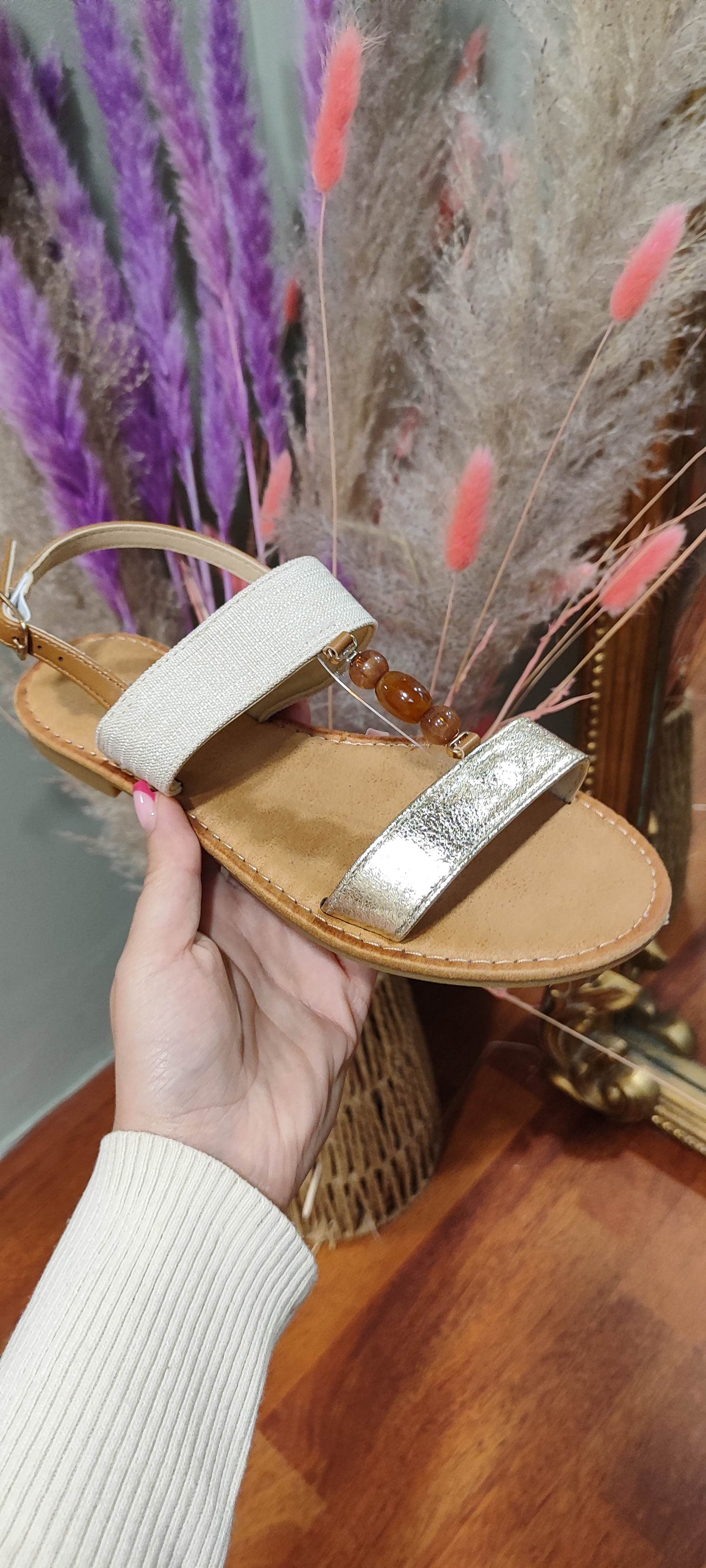 Sandales plates dorées et perles