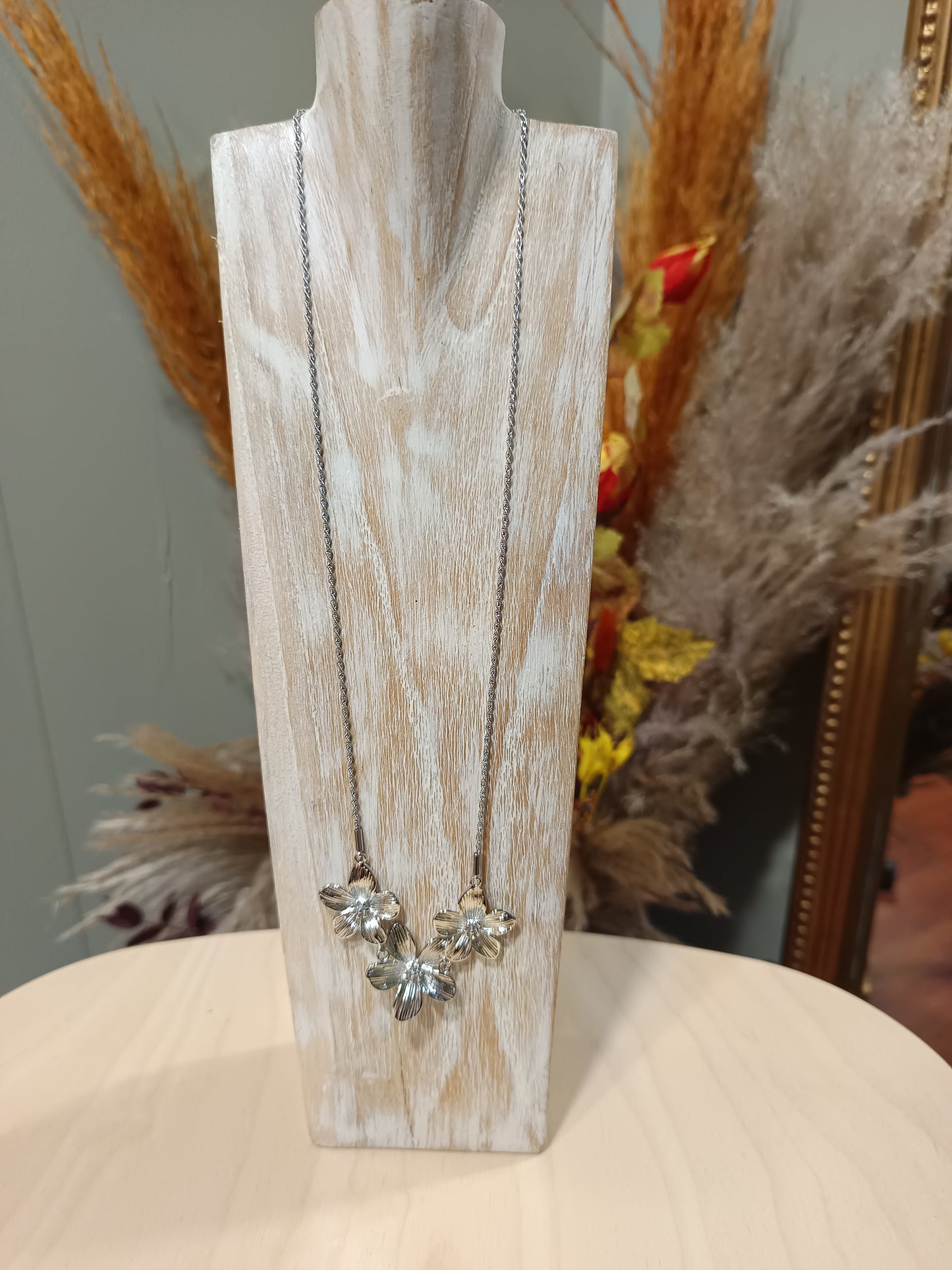 Collier triple fleurs argenté