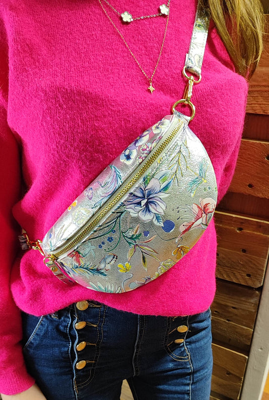 Sac banane argenté et fleuri en cuir