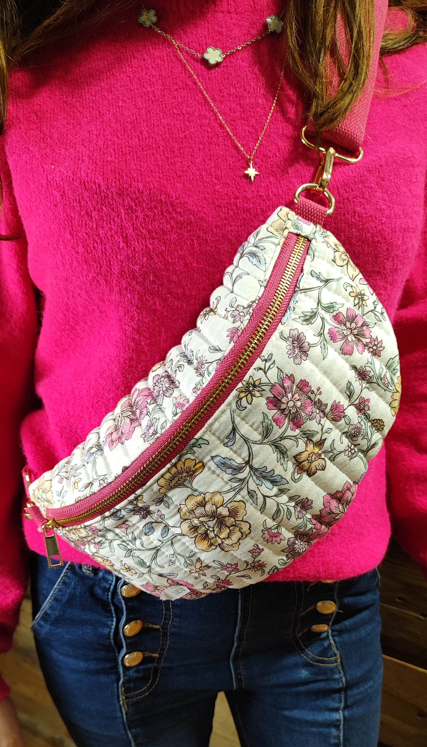 Sac banane matelassé fleuri rose