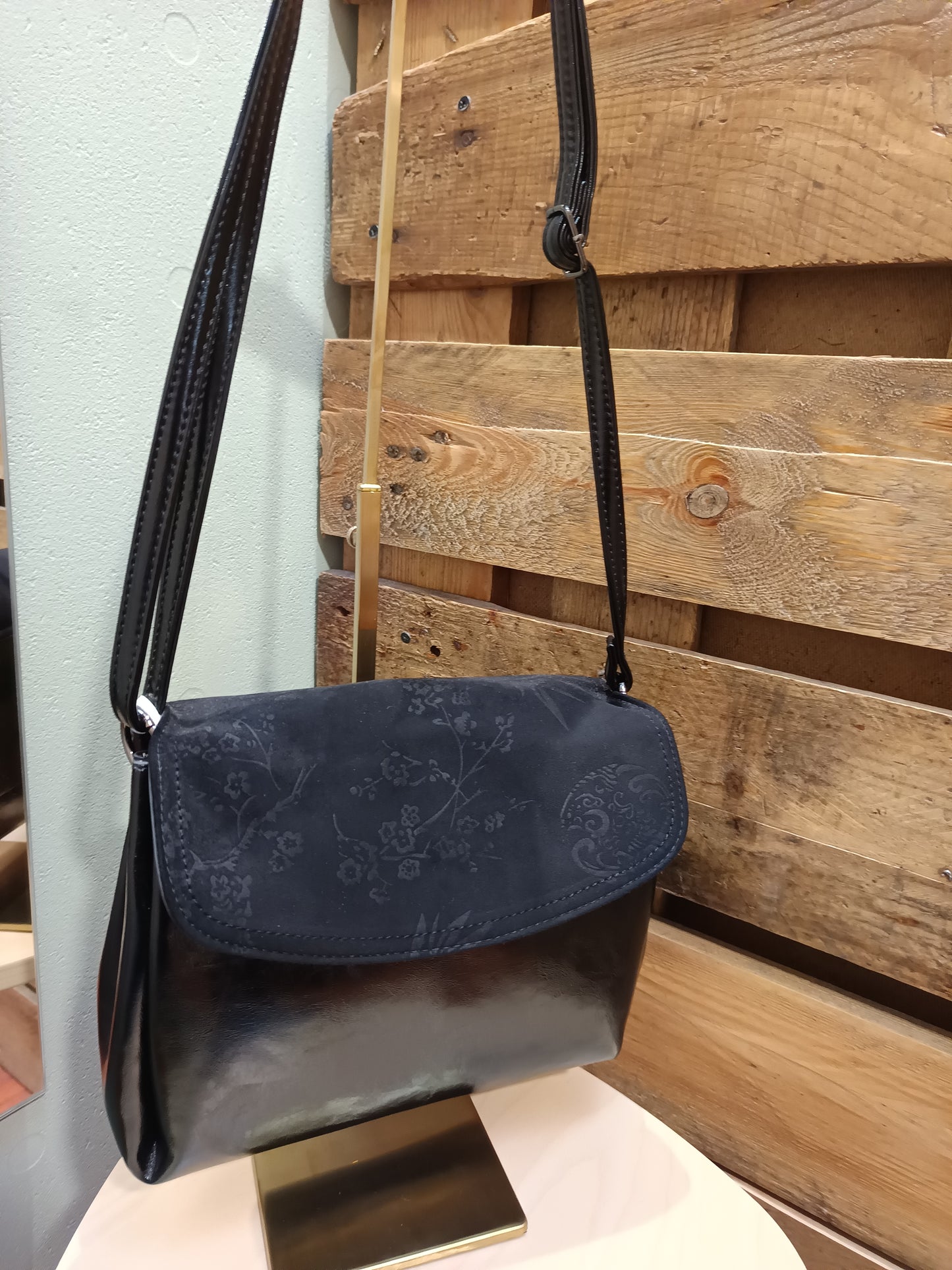 Sac à main noir vernis et daim fleuri