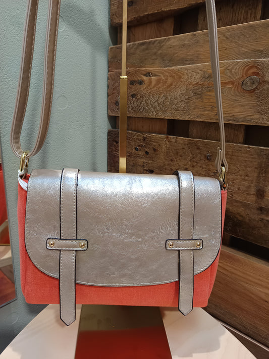 Sac à main doré et mandarine