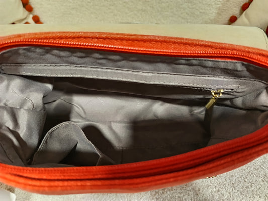 Sac à main doré et mandarine