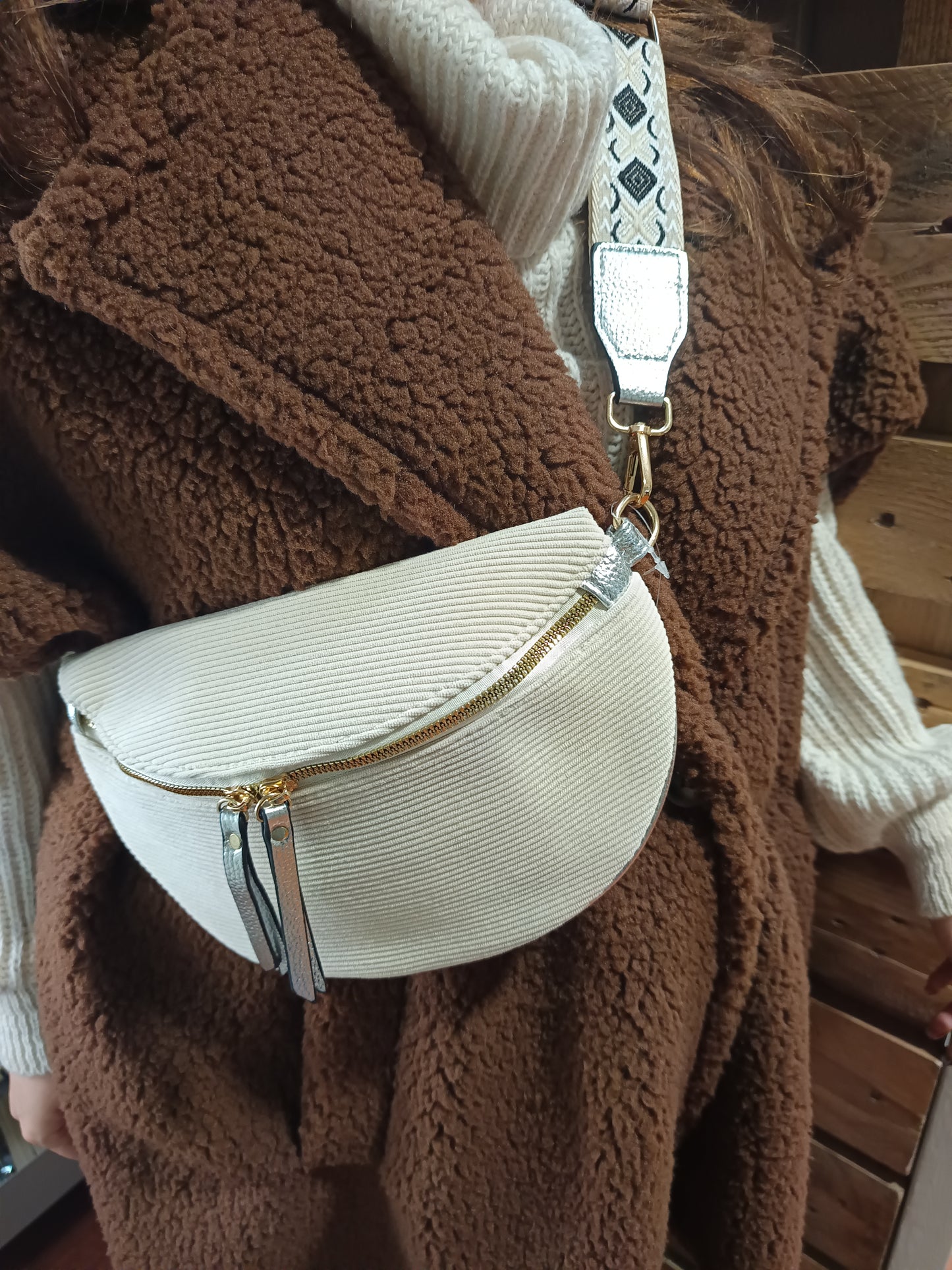 Sac banane velours beige et détails argenté