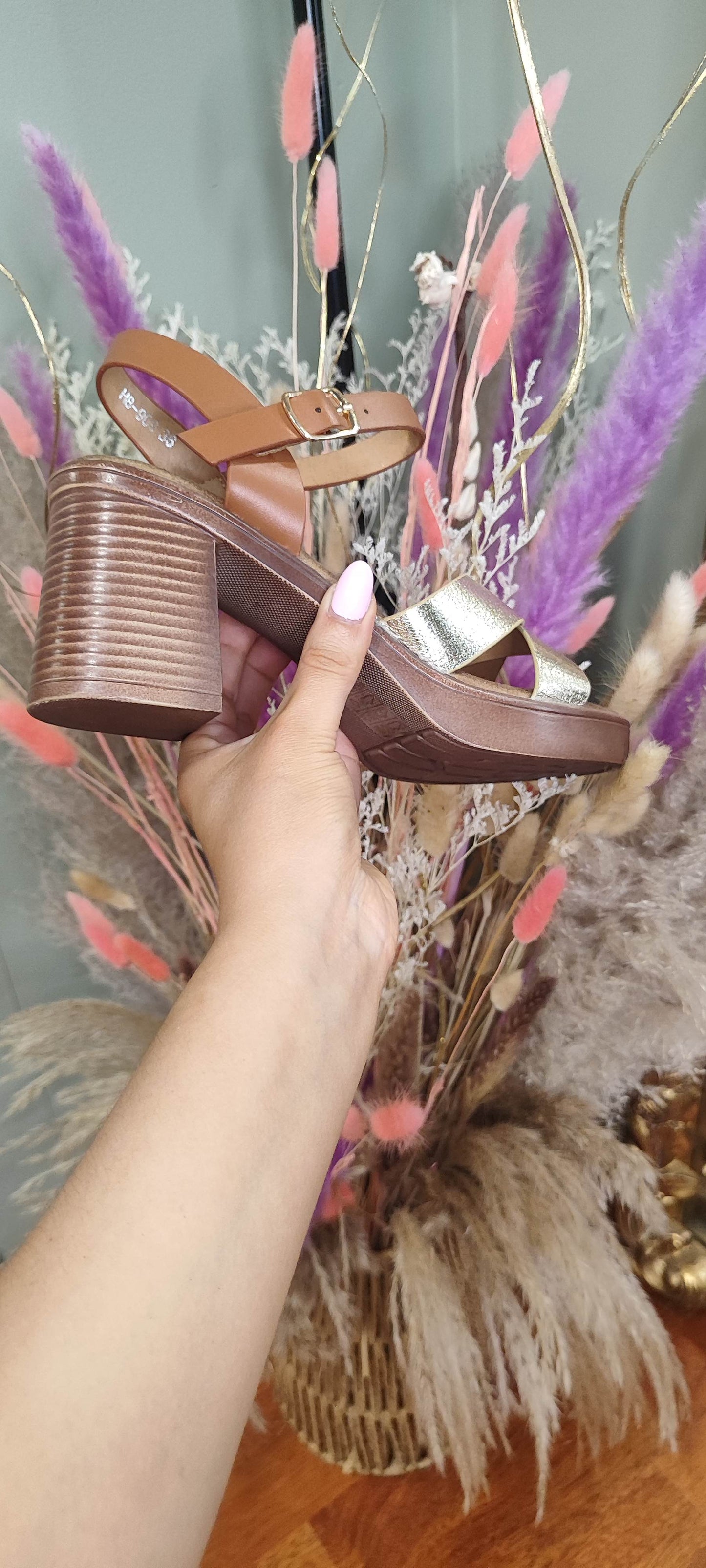Sandales à talons dorés et camel
