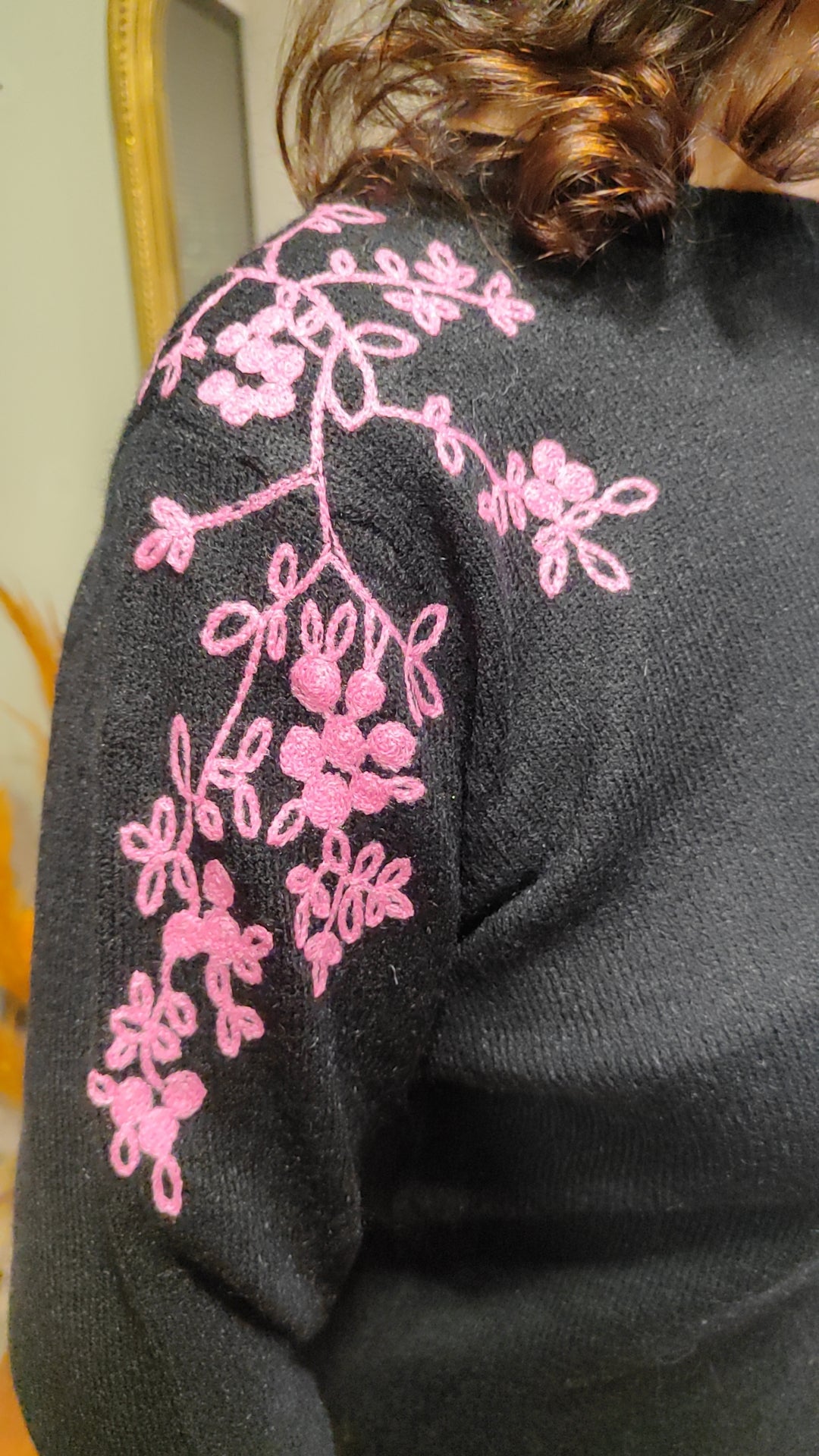 Pull noir fleurs roses