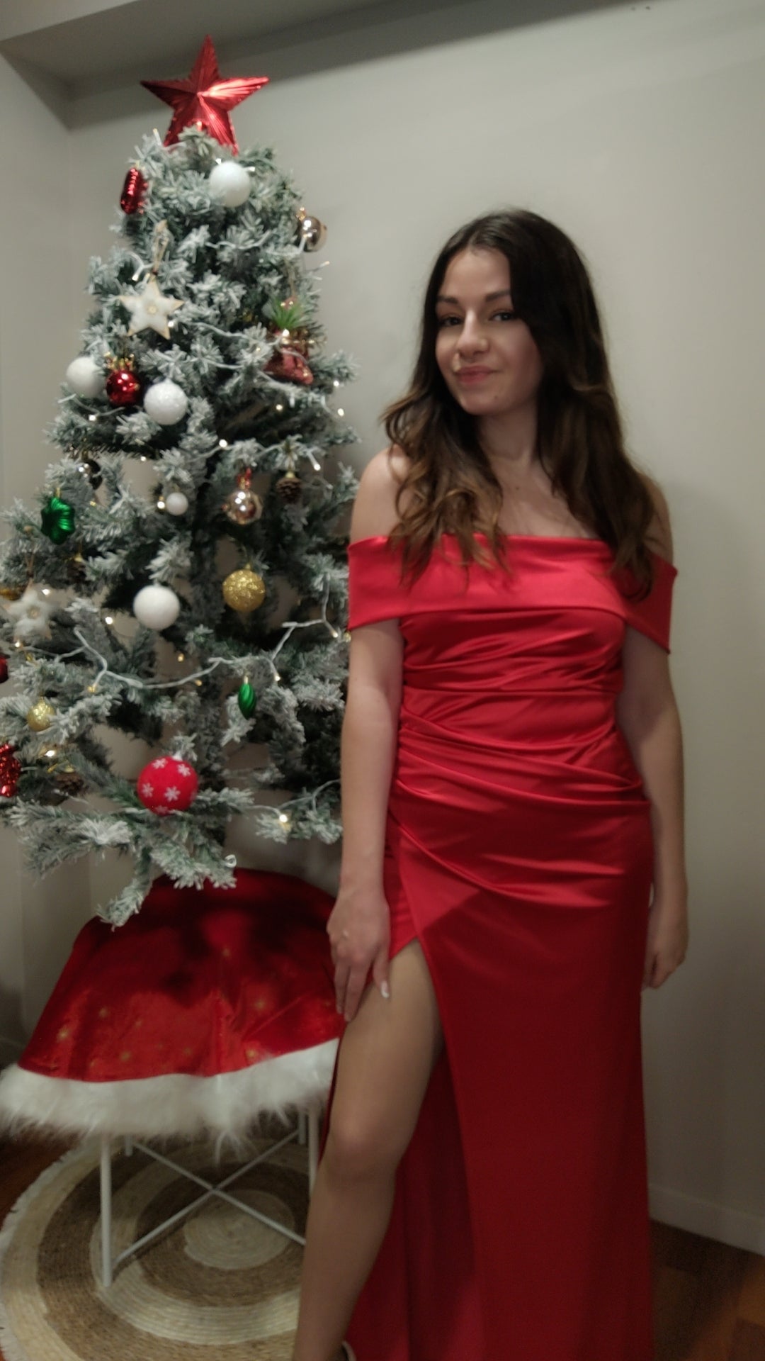 Robe col bardot satinée rouge