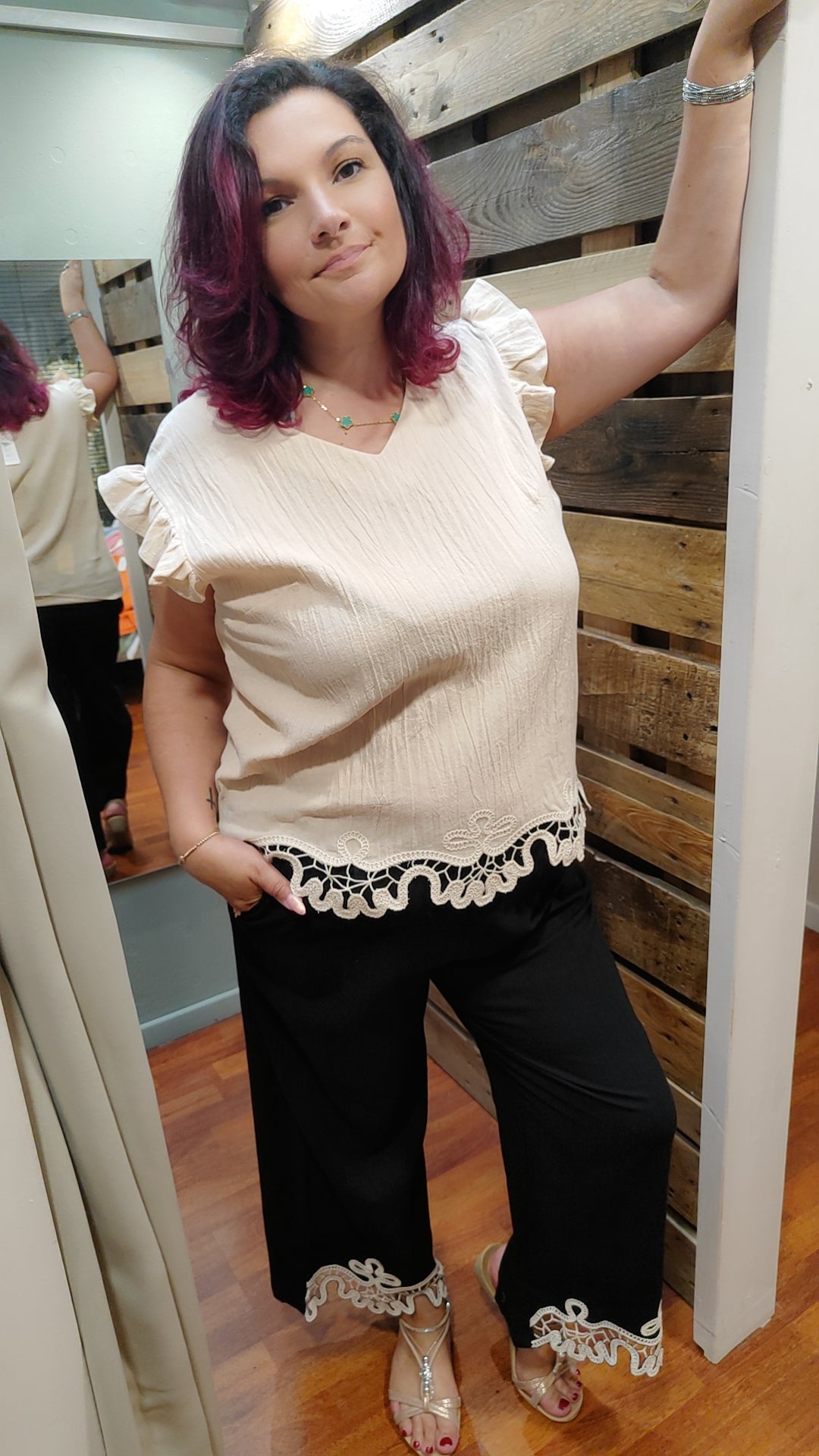 Pantalon noir broderie blanche