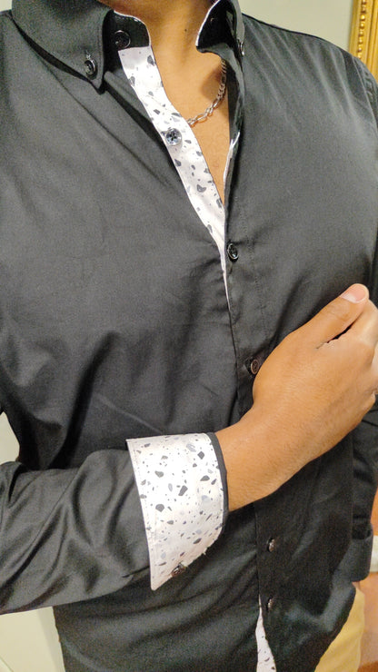 Chemise noire avec détails imprimés