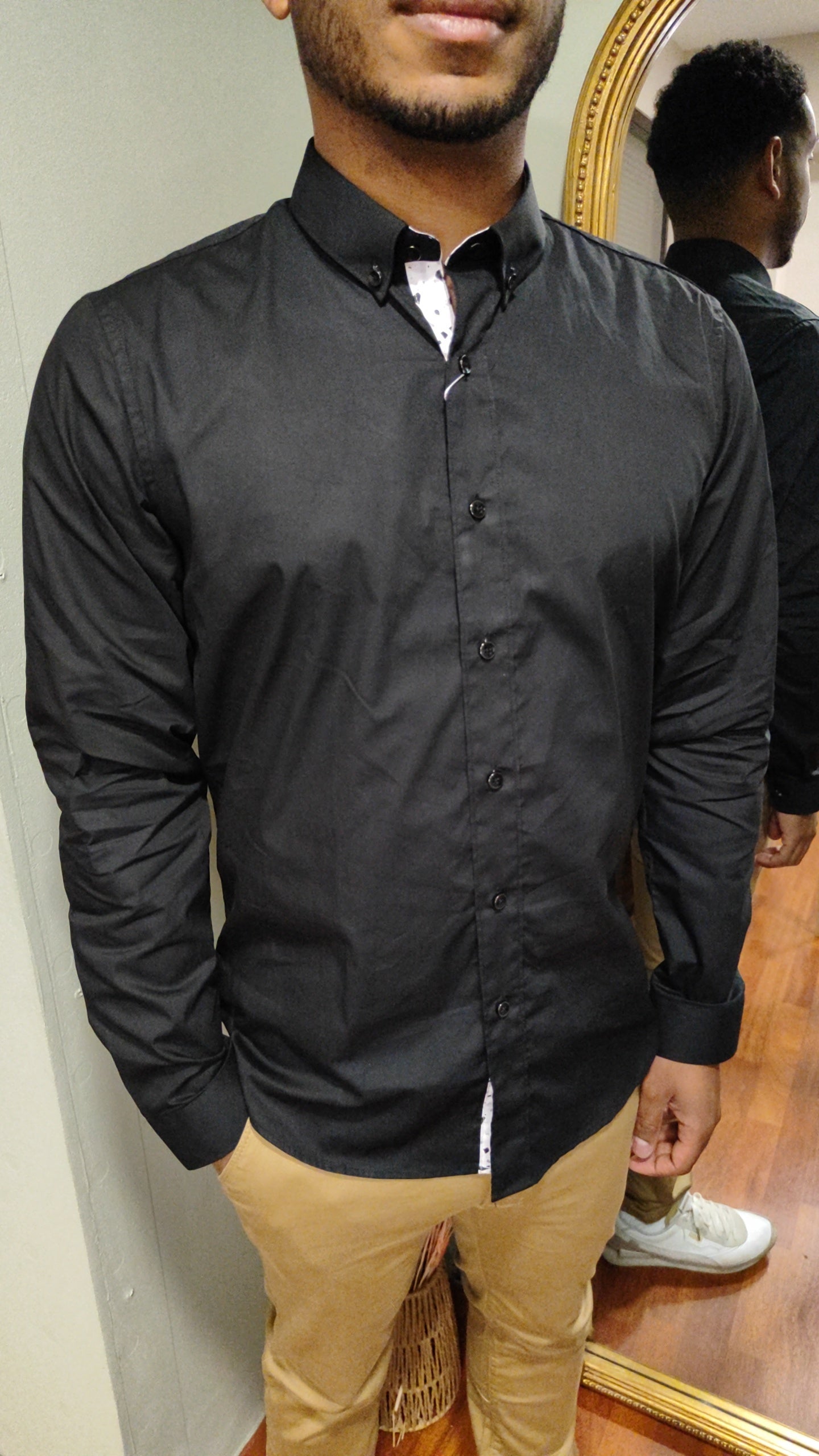 Chemise noire avec détails imprimés