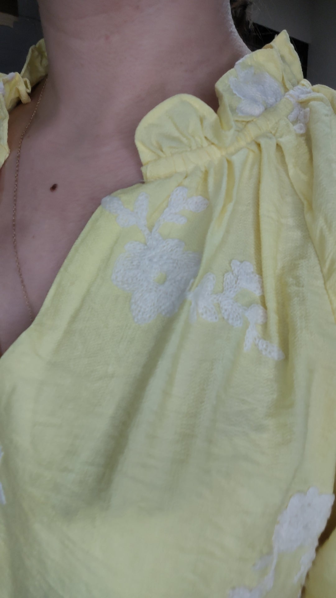 Blouse jaune citron broderie blanche