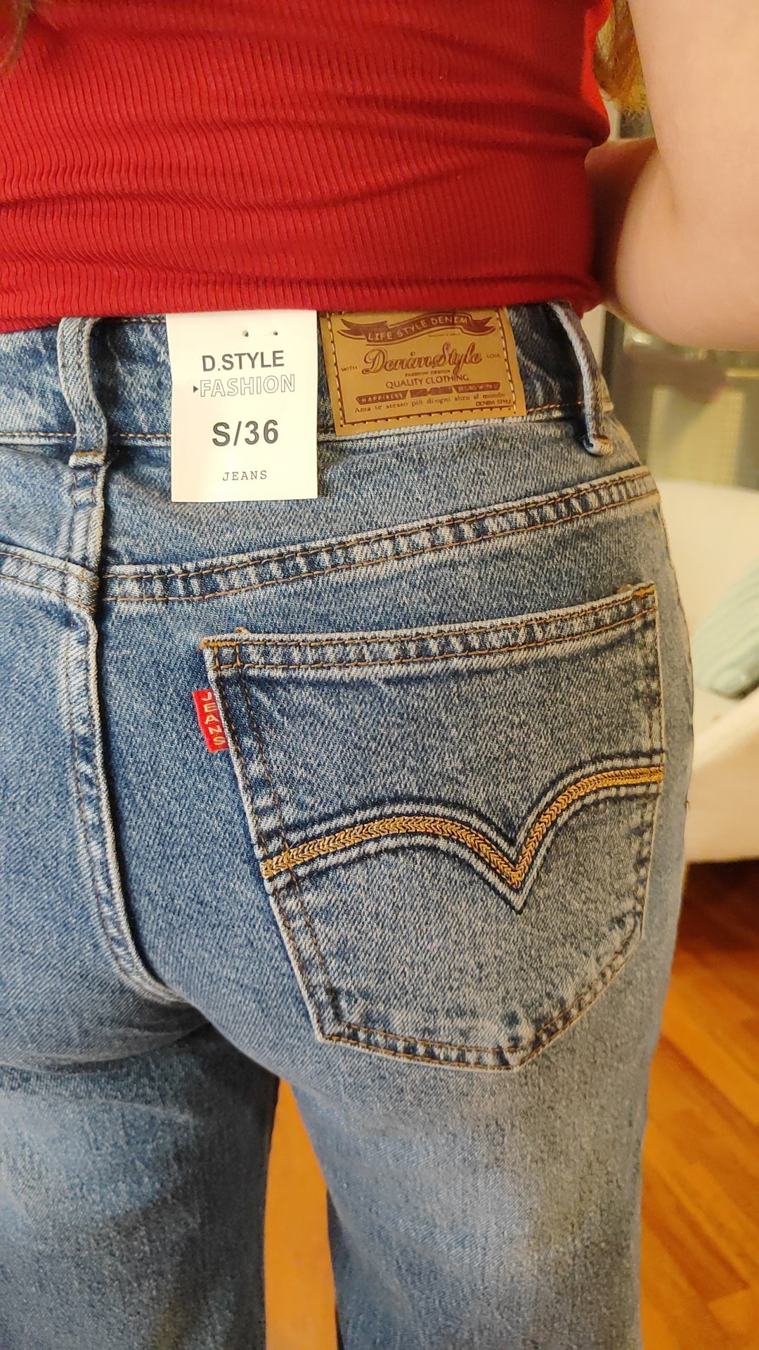 Jean étiquette rouge