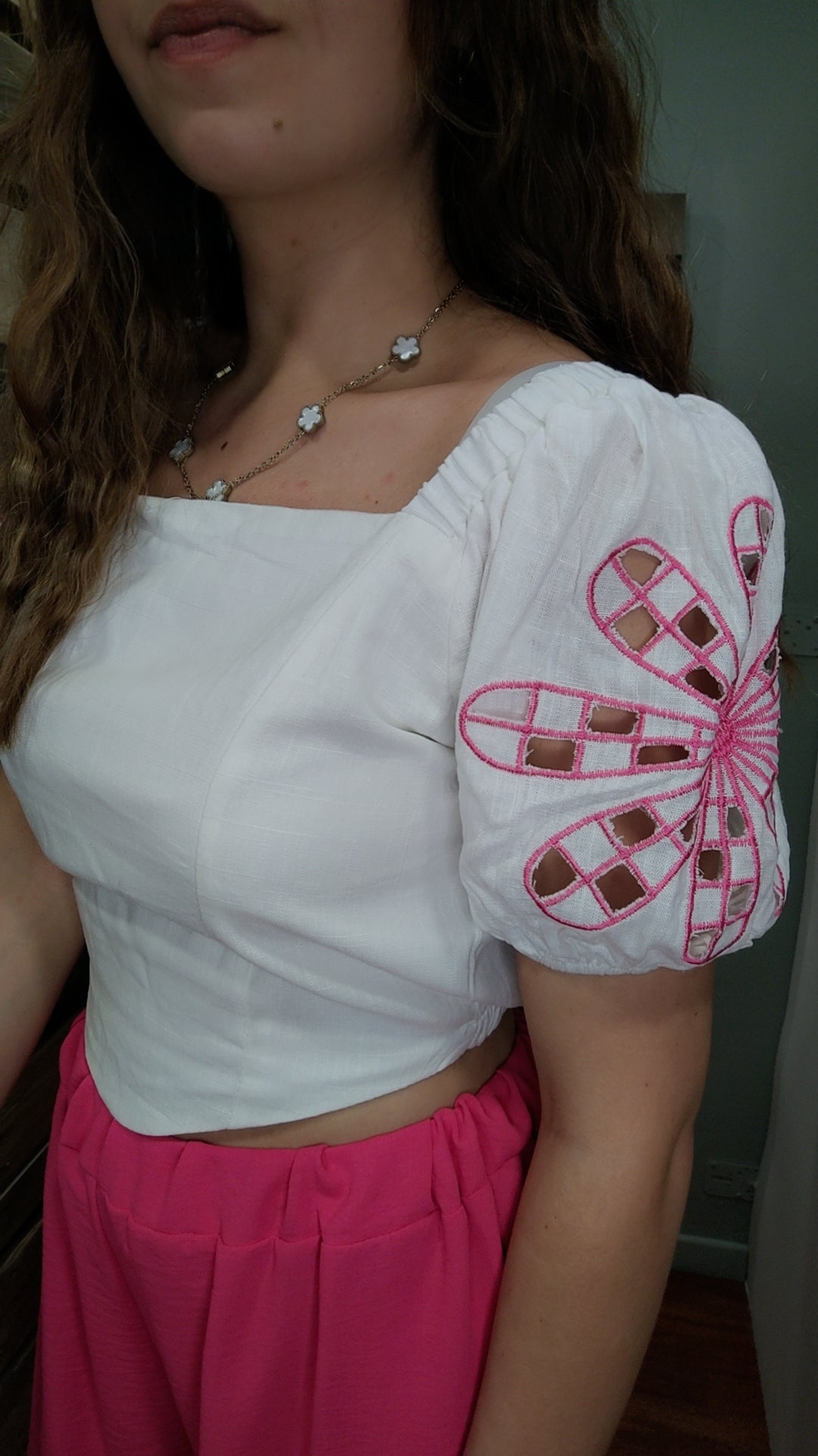 Top lin blanc fleurs roses