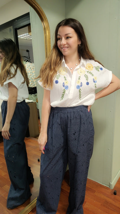 Chemisette gaze de coton broderie bleue