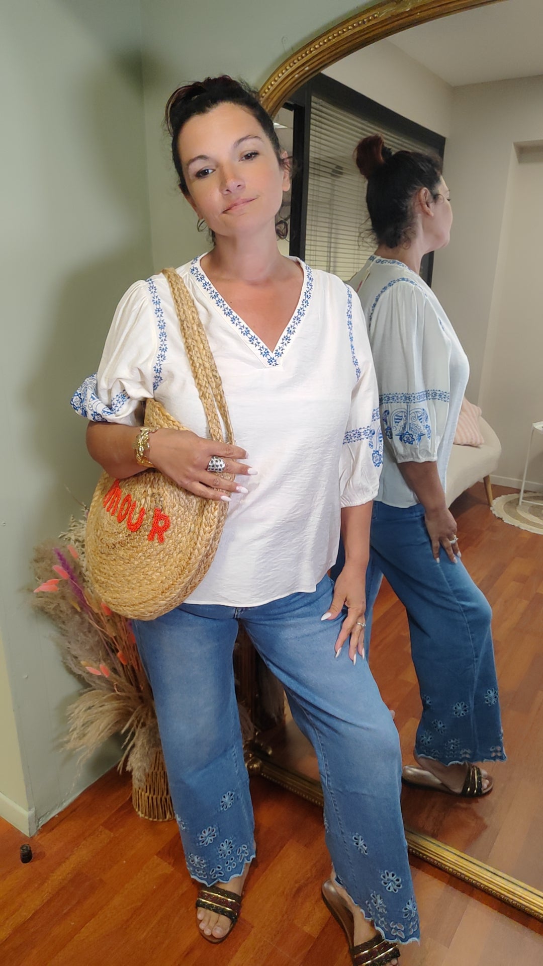Blouse blanche col V broderie bleue
